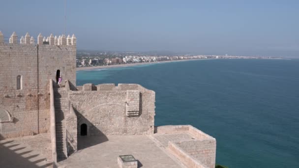 Peniscola España Castillo Vista Pared Costa Hermoso Mar Azul Cielo — Vídeo de stock