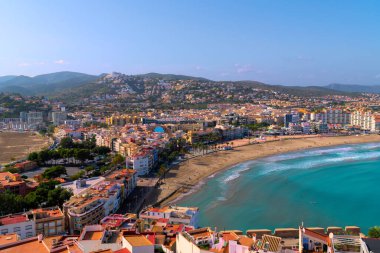 Peniscola İspanya kuzey ve güney sahilleri şehir ve deniz manzaralı Costa del Azahar Valencia 'nın kuzeyi ve Tarragona turizm merkezinin güneyi