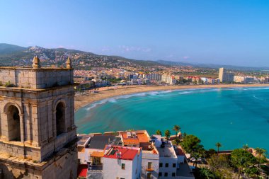 Peniscola İspanya şehri ve deniz manzarası Costa del Azahar Valencia 'nın kuzeyi ve Tarragona turizm merkezinin güneyi