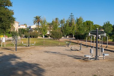 L 'Ampolla İspanya Parkı' nda egzersiz malzemeleri. Costa Dorada, L 'ametlla de Mar Tarragona' nın güneyinde. Katalonya.