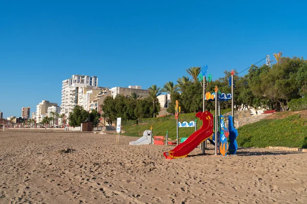 スペインのビーチ子供の遊び場ペニスコーラの北にあるVinarosスペインとベニカロ カステリョン州コスタ アザハル — ストック写真