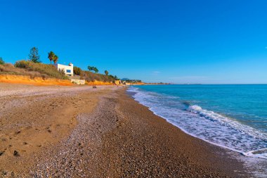 Benicarlo İspanya plaj platformu de la Mar Xica alegria del mar yakınlarında Peniscola ve Vinaros Castellon bölgesi Costa del Azahar arasında kamp kuruyor.