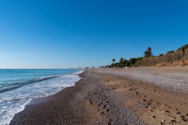 Peniscola ve Vinaros Castellon şehri Costa del Azahar arasında Alegria del mar yakınlarındaki Benicarlo İspanya plajı.