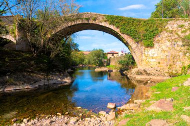 Lierganes Cantabria İspanya antik Roma köprüsü Santander 'den 25 km uzaklıktaki güzel bir köyde Miera Nehri üzerinde.