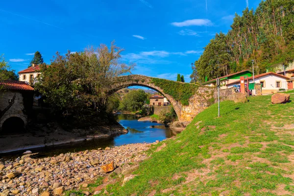 Античный Римский Мост Lierganes Cantabria Испания Через Реку Миера Красивой — стоковое фото