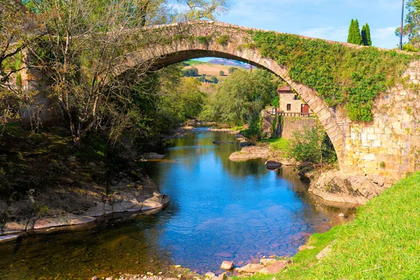 Lierganes Spanien Brücke Über Den Fluss Miera Einem Hübschen Dorf — Stockfoto