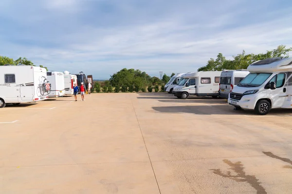 ラセルバ キャンプ タラゴナ州 のエリア ダルカヴァネス Area Autocalavanes 水と廃棄物のサービスと駐車場があります — ストック写真