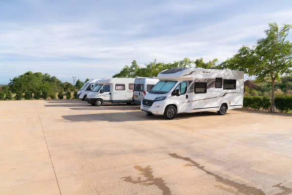 Kampery Kampery Zaparkowane Terenie Autokempingu Selva Del Camp Prowincja Tarragona — Zdjęcie stockowe