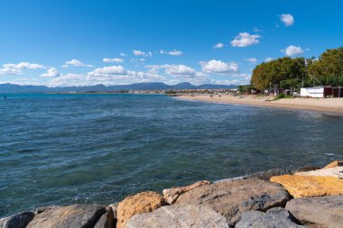 Playa Cavet Cambrils plajı ve Costa Dorada Katalonya şehri kıyı şeridi manzarası