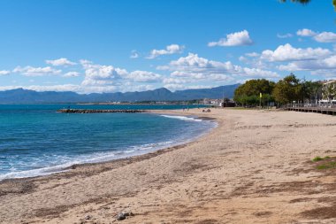 Platja Cavet plajı Cambrils sahil manzarası Costa Dorada İspanya 'ya doğru