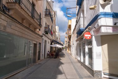 L 'Ametlla de Mar İspanya ziyaretçileri Tarragona' nın sahil kenti Katalonya 'daki kafe ve restoranlarda Ekim güneşinin tadını çıkarıyorlar. 