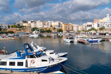 L 'Ametlla de Mar İspanya limanı ve limandaki tekneler Tarragona kıyı kasabasında Ekim güneşinin tadını çıkarıyorlar. 