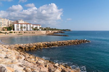 Sahil manzarası L 'Ametlla de Mar Tarragona İspanya Kosta Dorada L' ampolla 'nın kuzeyi ve Katalonya' daki Ebro Delta