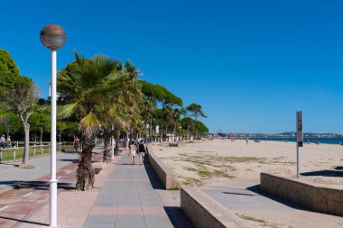 Platja L 'Esquirol' den İspanya 'nın Vilafortune Cambrils' ine kadar palmiye ağaçlarıyla yürüyüş. Costa Dorada Tarragona Eyaleti