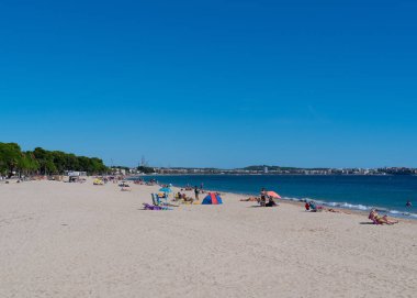 Platja de Vilafortune plajı İspanya 'nın güneş ışığı ve insanlarla dolu Costa Dorada Tarragona Eyaleti