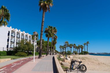 Gezinti yolu Vilafortune Cambrils İspanya ile kumlu plaj ve bisikletli Costa Dorada Tarragona Eyaleti