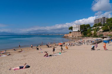 Salou İspanya 'nın güzel kumlu plajı Platja dels Capellan' lar turist ve ziyaretçilerle dolu