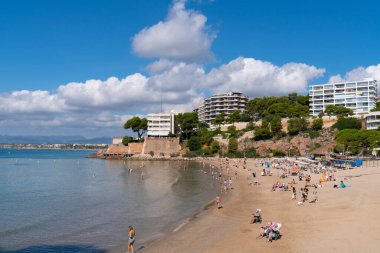 Salou İspanya 'nın güzel kumlu plajı Platja dels Capellan' lar turist ve ziyaretçilerle dolu