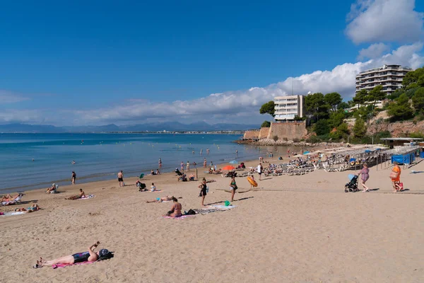 Salou Spanyolország Gyönyörű Homokos Strand Platja Dels Capellans Turisták Látogatók — Stock Fotó