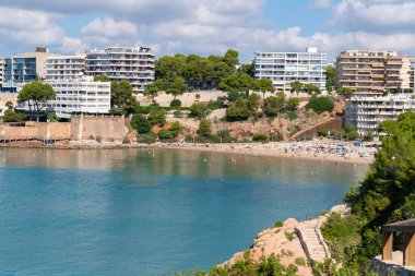 Platja Capellan 'ın sahil manzaralı sahili Kosta Dorada Katalonya İspanya turizm beldesi