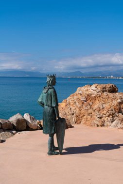 Güzel Cami de Ronda sahilindeki heykel Salou Costa Dorada Katalonya 'nın doğusunda yürüyor.