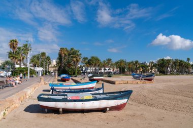 Rıhtımdaki teknelerin deniz manzarası ve güneş altındaki Breakwater bölgesi, Salou Costa Dorada Katalonya İspanya