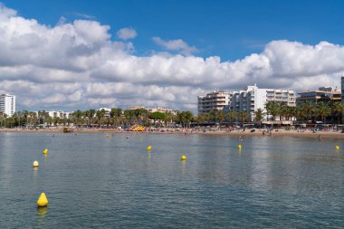 Plajı, binaları, denizi ve palmiyeleri olan Platja de Llevant Salou İspanya Kataloğu