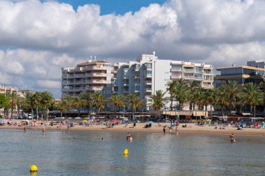 Plajı, binaları, denizi ve palmiyeleri olan Platja de Llevant Salou İspanya Kataloğu