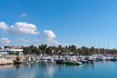 Salou marinası Costa Dorada Katalonya İspanya tekneleri ve yatları marinada gün ışığında