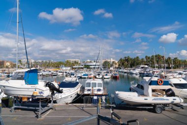 Salou marinası Costa Dorada Katalonya İspanya tekneleri ve yatları marinada gün ışığında