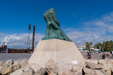 El Muelle y el monumento al Pescador Salou Costa Dorada Katalonya İspanya heykeli 4 Ekim 2022 Salı