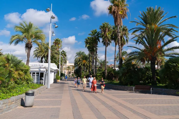 Promenade Von Salou Mit Palmen Und Spaziergängern Der Costa Dorada — Stockfoto