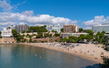 Salou Platja dels Capellan 'ın turizm beldesi Costa Dorada Katalonya İspanya' nın çok sayıda kumlu plajından biri.