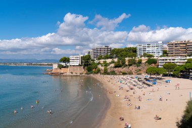 Salou Platja dels Capellan 'ın turizm beldesi Costa Dorada Katalonya İspanya' nın çok sayıda kumlu plajından biri.