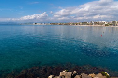 Mavi Akdeniz manzaralı Salou kıyısı Platja de Ponent Costa Dorada Katalonya İspanya Tarragona Eyaleti turizm beldesi