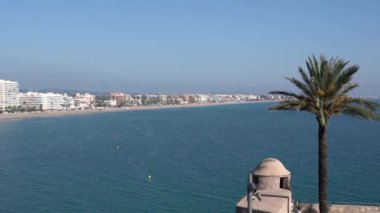 Peniscola İspanya kıyı manzarası Palmiye ağacı turizm merkezi Castellon ili Costa del Azahar