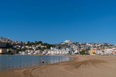 Playa Sur Peniscola İspanya kumlu plajı denizi ve kasabası Costa del Azahar turizm beldesi