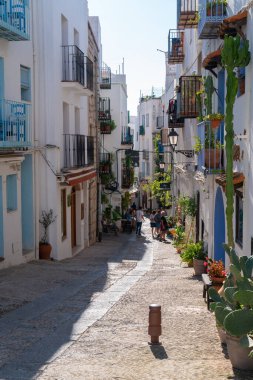 Castellon ili, Peniscola Kalesi 'ndeki tarihi eski şehrin beyaz binaları ve sokakları Costa del Azahar İspanya