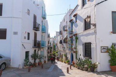 Castellon ili, Peniscola Kalesi 'ndeki tarihi eski şehrin beyaz binaları ve sokakları Costa del Azahar İspanya