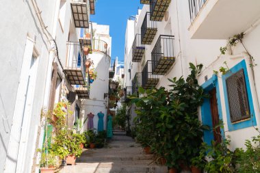 Peniscola eski kasaba Castellon şehri içinde dar sokaklar ve dükkanlar Costa del Azahar İspanya