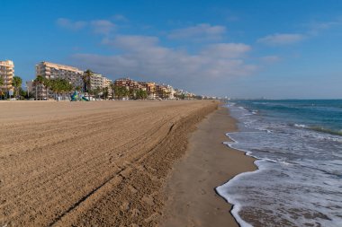 Peniscola İspanya güzel kumlu plaj Costa del Azaha 'daki en iyi plajlardan biri.