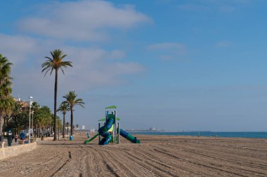 Peniscola Costa del Azahar İspanya plajına gelen ziyaretçiler için slaytlarla oyun alanı