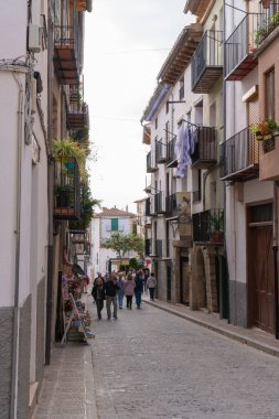 Tarihi şato kasabası Morella, Castellon Eyaleti, Valencia Topluluğu, İspanya 'da turistler ve ziyaretçiler