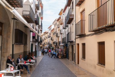 Castellon 'un tarihi Morella kasabasındaki bar ve kafelerde turistler ve ziyaretçiler, Valencia Topluluğu, İspanya