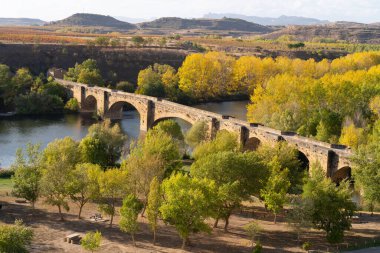 İspanya 'nın La Rioja ilindeki San Vicente de la Sonsierra köyü üzerindeki ortaçağ köprüsü.
