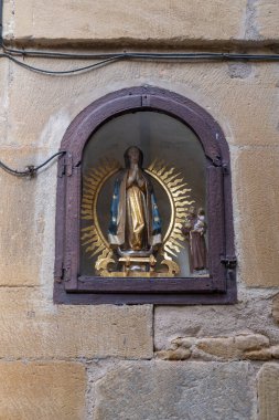 25 Ekim 2022 Salı günü İspanya 'nın tarihi Rioja Alavesa bölgesindeki tarihi tepe kasabası Laguardia' nın sokaklarındaki duvarlarda dini bir sahne