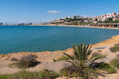 Tarragona Katalonya İspanya plajı ve mavi Akdeniz kıyıları