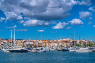 Cambrils İspanya yatları ve botları Catalonia Tarragona Eyaletinde mavi Akdeniz ve gökyüzü