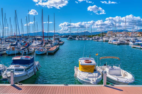 Cambrils Marina Španělsko Lodě Jachty Provincii Tarragona Katalánsko Modrým Mořem — Stock fotografie