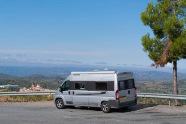 İspanyol kırsalına ve Falset Köyü İlköğretim Bölgesi Katalonya İspanya şarabıyla ünlü bir karavan parketti.